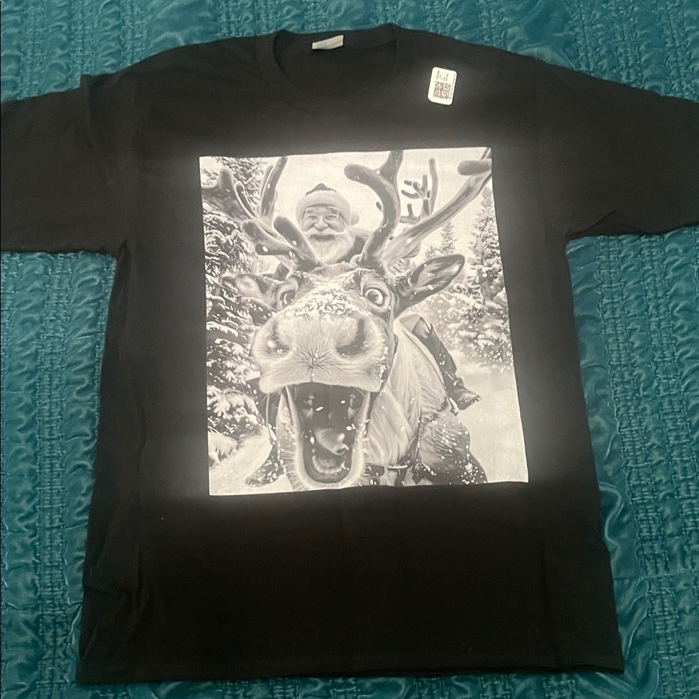 Santa and Reindeer selfie Christmas t-shirt, men’s small, new